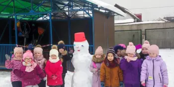 Дети средней группы № 10 "Улыбка" слепили огромного снеговика!