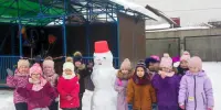 Дети средней группы № 10 "Улыбка" слепили огромного снеговика!